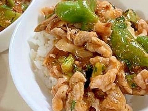 麻婆豆腐の素で ☆ 豚こまとピーマンと大根葉の丼